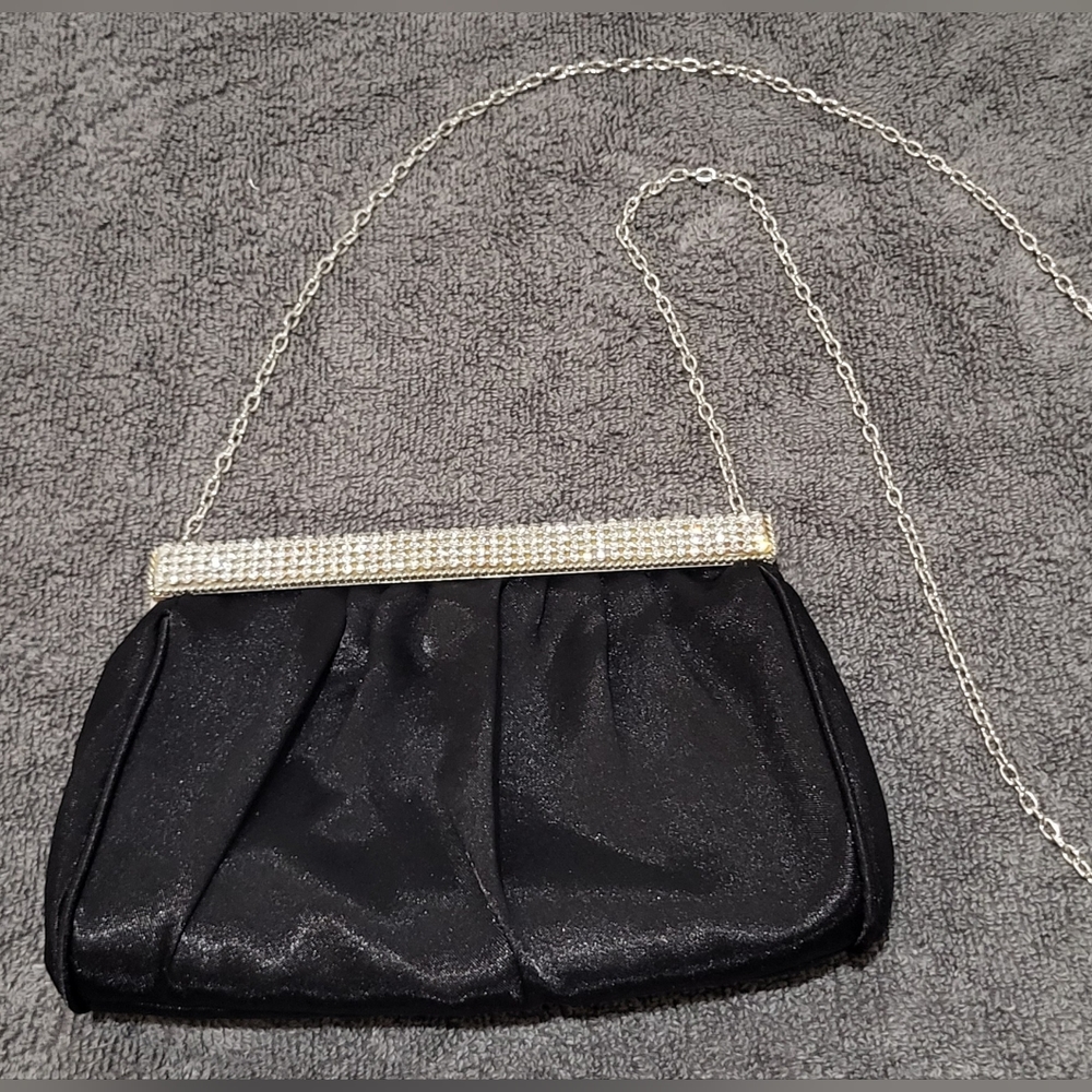 A black rayon cluch